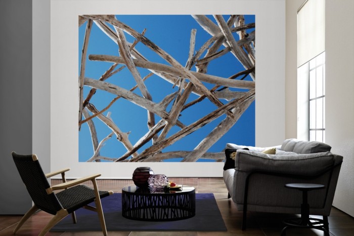 Die Fototapete Holz mit Blick in den Himmel, Detail als große Bildtapete im Wohnzimmer. Als Bildtapete ist die Fototapete Holz mit Blick in den Himmel, Detail ein besonderes Highlight auf Vliestapete.