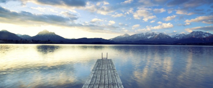 Die Fototapete Steg im See in den Alpen, eine Vlies-Fototapete bei Livingwalls Cologne online kaufen. Die Fototapete Steg im See in den Alpen ist eine Fototapete auf Maß.