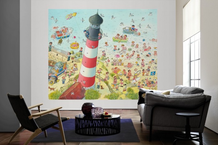 Die Fototapete Strand mit Leuchturm, Wimmelbild für Kinder als große Bildtapete im Wohnzimmer. Als Bildtapete ist die Fototapete Strand mit Leuchturm, Wimmelbild für Kinder ein besonderes Highlight auf Vliestapete.