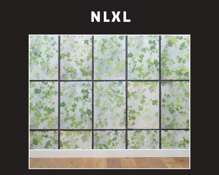 Die NLXL Tapete ERG-01 Greenhouse von Erik Gutter tapeziert an einer Wand.