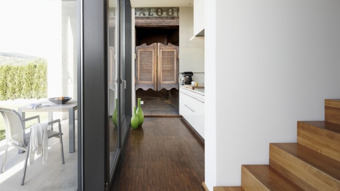 Ein Foto von dem 3D Fotopanel Eingang zum Saloon tapeziert in der Küche. Bestelle Deine Bildtapete online.