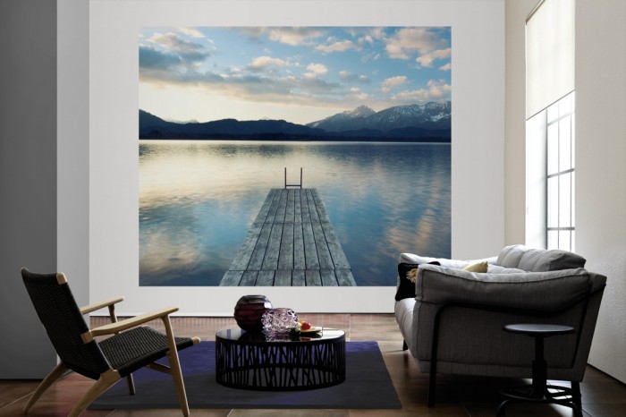 Die Fototapete Steg im See in den Alpen als große Bildtapete im Wohnzimmer. Als Bildtapete ist die Fototapete Steg im See in den Alpen ein besonderes Highlight auf Vliestapete.