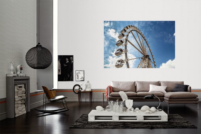Die Fototapete Riesenrad in Berlin, Alexanderplatz als Wandbild im Wohnzimmer. Die Vlies-Fototapete Riesenrad in Berlin, Alexanderplatz verschönert als Wandbild Deine Wand.