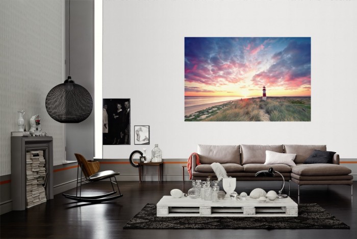 Die Fototapete Leuchtturm von Sylt bei Sonnenaufgang als Wandbild im Wohnzimmer. Die Vlies-Fototapete Leuchtturm von Sylt bei Sonnenaufgang verschönert als Wandbild Deine Wand.