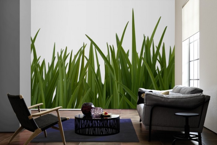 Im Wohnzimmer die Fototapete Gras, dunkelgrüne Grashalme auf einer großen Wand tapeziert. Die Fototapete Gras, dunkelgrüne Grashalme ist als Vlies-Fototapete im Wohnzimmer leicht zu tapezieren.