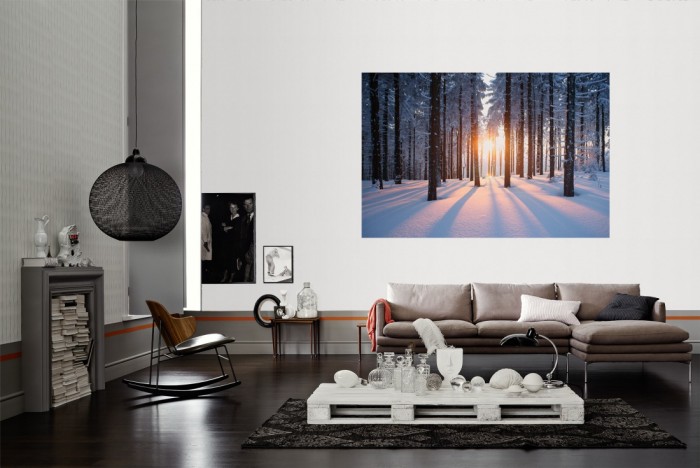 Die Fototapete Wald im Schnee bei Sonnenaufgang als Wandbild im Wohnzimmer. Die Vlies-Fototapete Wald im Schnee bei Sonnenaufgang verschönert als Wandbild Deine Wand.