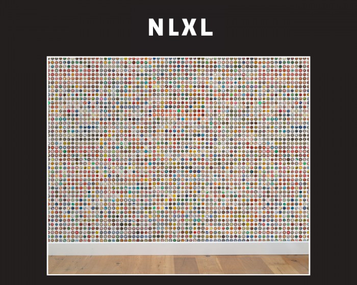 Die NLXL Tapete JEE-02 Crown Caps von Jeanine Eek Keizer tapeziert an einer Wand.