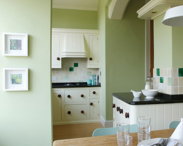 Küchenwände mit Little Greene Farbton Eau de Nil gestrichen