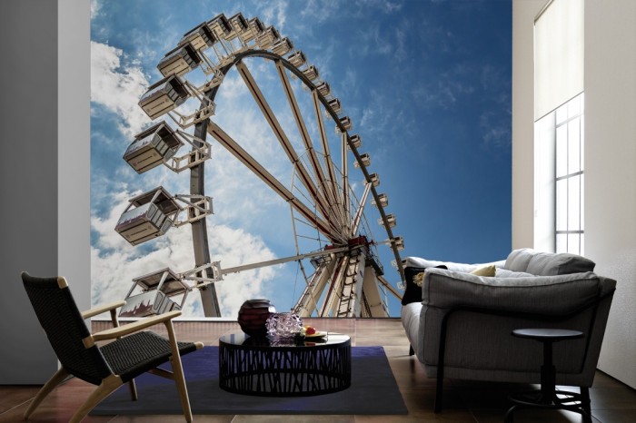 Im Wohnzimmer die Fototapete Riesenrad in Berlin, Alexanderplatz auf einer großen Wand tapeziert. Die Fototapete Riesenrad in Berlin, Alexanderplatz ist als Vlies-Fototapete im Wohnzimmer leicht zu tapezieren.