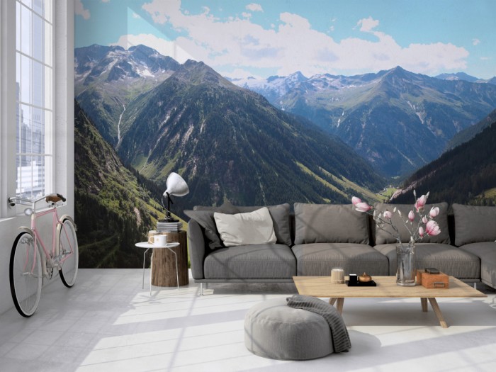 Die Fototapete Alpen Österreich, Tal der Berge auf einer großen Wand im Loft tapeziert. Die Fototapete Alpen Österreich, Tal der Berge wird individuell auf Deine Wand angepasst.