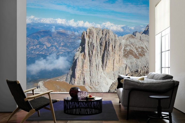 Im Wohnzimmer die Fototapete Bergpanorama in den Dolomiten auf einer großen Wand tapeziert. Die Fototapete Bergpanorama in den Dolomiten ist als Vlies-Fototapete im Wohnzimmer leicht zu tapezieren.
