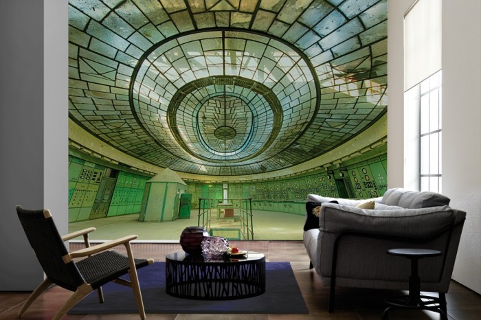 Im Wohnzimmer die Fototapete Altes Kontrollzentrum, Lost Places auf einer großen Wand tapeziert. Die Fototapete Altes Kontrollzentrum, Lost Places ist als Vlies-Fototapete im Wohnzimmer leicht zu tapezieren.