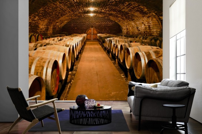 Im Wohnzimmer die Fototapete Weinkeller, Gewölbekeller auf einer großen Wand tapeziert. Die Fototapete Weinkeller, Gewölbekeller ist als Vlies-Fototapete im Wohnzimmer leicht zu tapezieren.