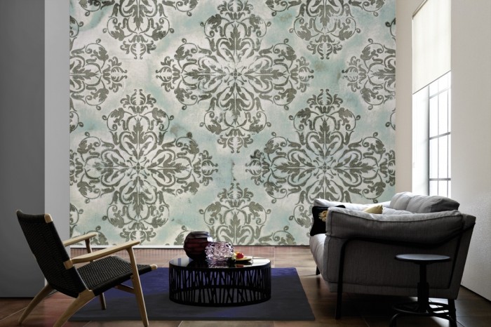 Im Wohnzimmer die Designtapete Barock Ornament, Vintage Türkis-Patina auf einer großen Wand tapeziert. Die Designtapete Barock Ornament, Vintage Türkis-Patina ist als Vlies-Fototapete im Wohnzimmer leicht zu tapezieren.
