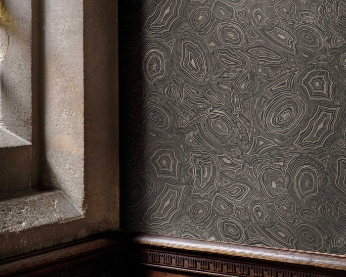 Die Fornasetti Tapete 114/6012 Malachite auf einer Wand tapeziert