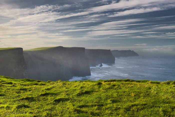 Die Fototapete Irlands grüne Küste, Cliffs of Moher, eine Vlies-Fototapete bei Livingwalls Cologne online kaufen. Die Fototapete Irlands grüne Küste, Cliffs of Moher ist eine Fototapete auf Maß.