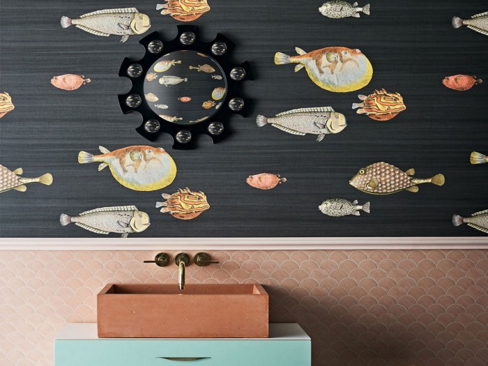 Die Fornasetti Tapete 97/10048 Acquario auf einer Wand tapeziert