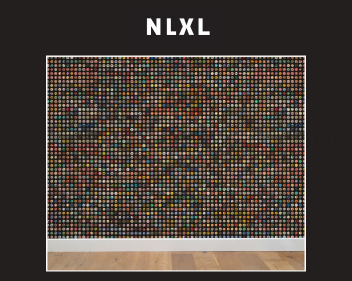 Die NLXL Tapete JEE-01 Crown Caps von Jeanine Eek Keizer tapeziert an einer Wand.