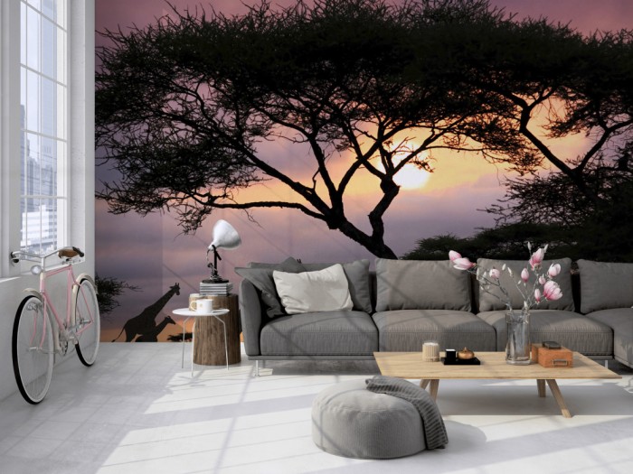 Die Fototapete Giraffen im Sonnenaufgang, Afrika auf einer großen Wand im Loft tapeziert. Die Fototapete Giraffen im Sonnenaufgang, Afrika wird individuell auf Deine Wand angepasst.