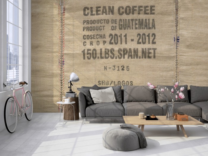 Die Fototapete Kaffee Sack auf einer großen Wand im Loft tapeziert. Die Fototapete Kaffee Sack wird individuell auf Deine Wand angepasst.