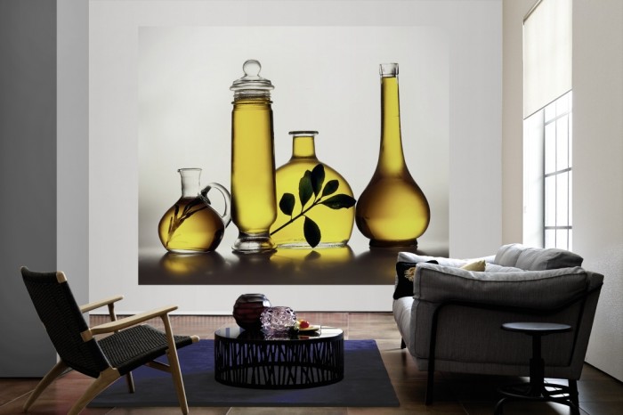 Die Fototapete Olivenöl in Glasflaschen als große Bildtapete im Wohnzimmer. Als Bildtapete ist die Fototapete Olivenöl in Glasflaschen ein besonderes Highlight auf Vliestapete.