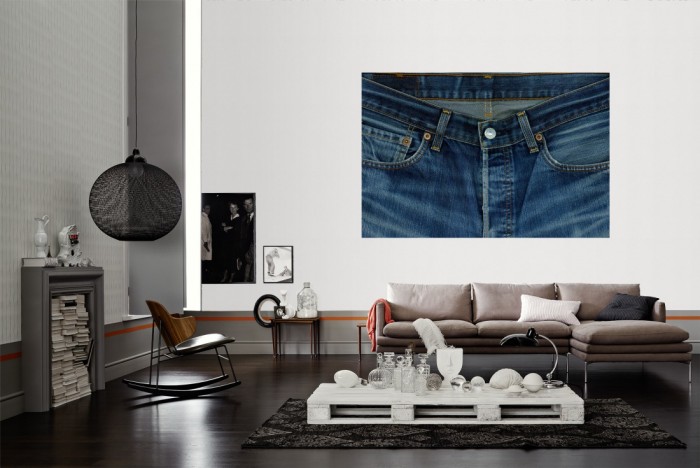 Die Fototapete Levis Jeans als Wandbild im Wohnzimmer. Die Vlies-Fototapete Levis Jeans verschönert als Wandbild Deine Wand.