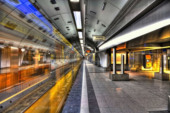 Die Fototapete U-Bahn Station, eine Vlies-Fototapete bei Livingwalls Cologne online kaufen. Die Fototapete U-Bahn Station ist eine Fototapete auf Maß.