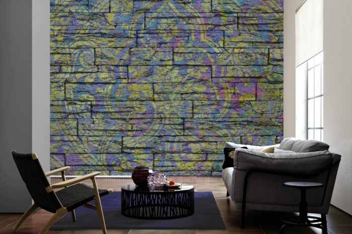 Im Wohnzimmer die Designtapete Barock Ornament, Steinwand bunt auf einer großen Wand tapeziert. Die Designtapete Barock Ornament, Steinwand bunt ist als Vlies-Fototapete im Wohnzimmer leicht zu tapezieren.