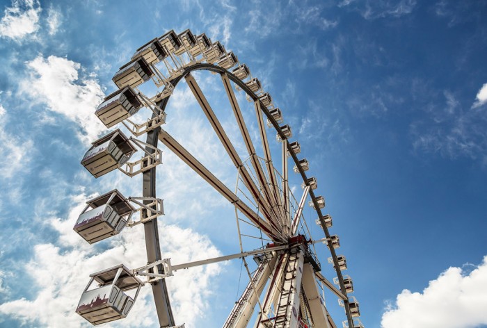 Die Fototapete Riesenrad in Berlin, Alexanderplatz, eine Vlies-Fototapete bei Livingwalls Cologne online kaufen. Die Fototapete Riesenrad in Berlin, Alexanderplatz ist eine Fototapete auf Maß.
