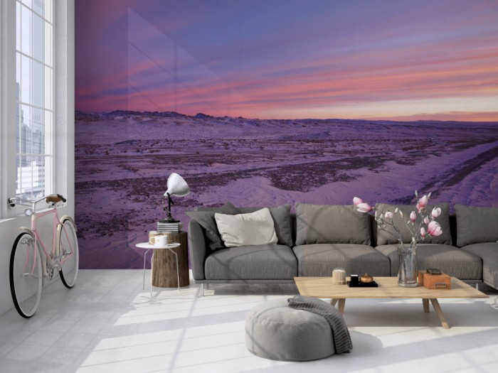 Die Fototapete Schneelandschaft bei Sonnenuntergang auf einer großen Wand im Loft tapeziert. Die Fototapete Schneelandschaft bei Sonnenuntergang wird individuell auf Deine Wand angepasst.