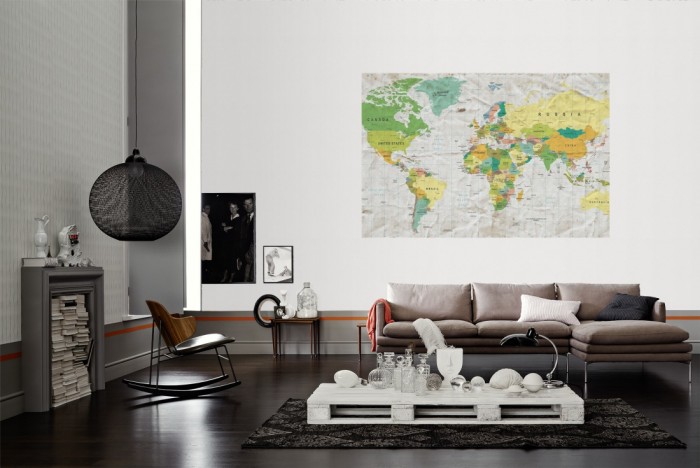 Die Fototapete Weltkarte, farbig im Vintage-Look als Wandbild im Wohnzimmer. Die Vlies-Fototapete Weltkarte, farbig im Vintage-Look verschönert als Wandbild Deine Wand.