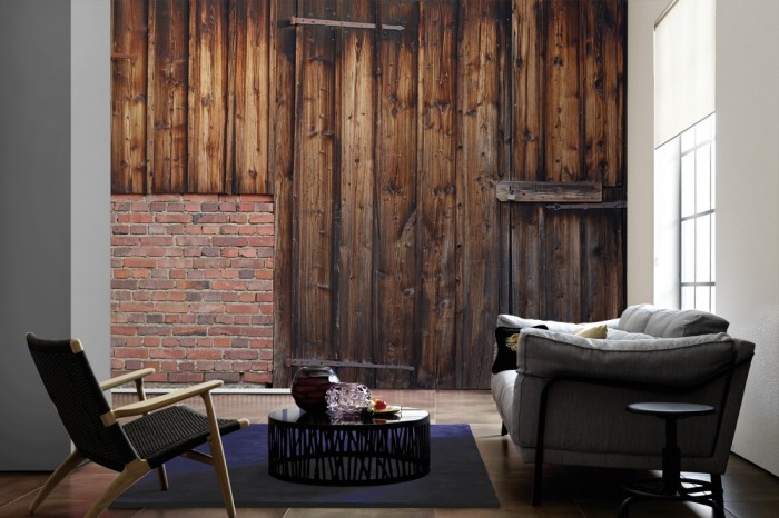 Im Wohnzimmer die Fototapete Holz Wand, Scheunentor auf einer großen Wand tapeziert. Die Fototapete Holz Wand, Scheunentor ist als Vlies-Fototapete im Wohnzimmer leicht zu tapezieren.