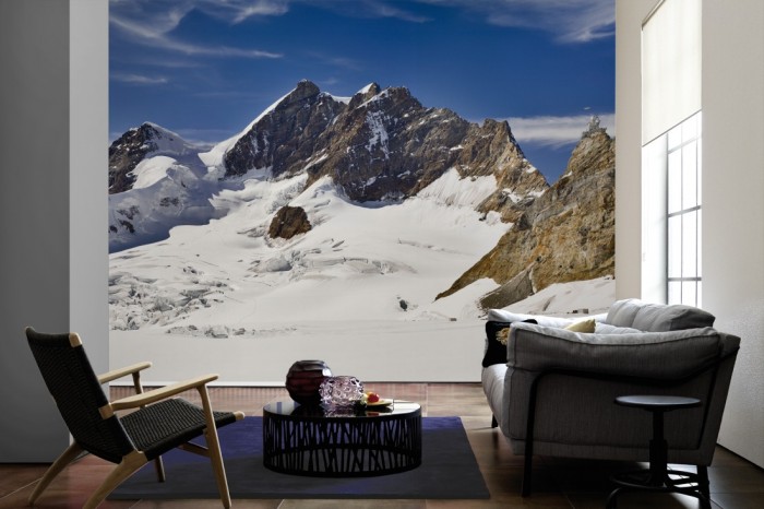 Im Wohnzimmer die Fototapete Bergspitze im Schnee, Jungfraujoch Schweiz auf einer großen Wand tapeziert. Die Fototapete Bergspitze im Schnee, Jungfraujoch Schweiz ist als Vlies-Fototapete im Wohnzimmer leicht zu tapezieren.