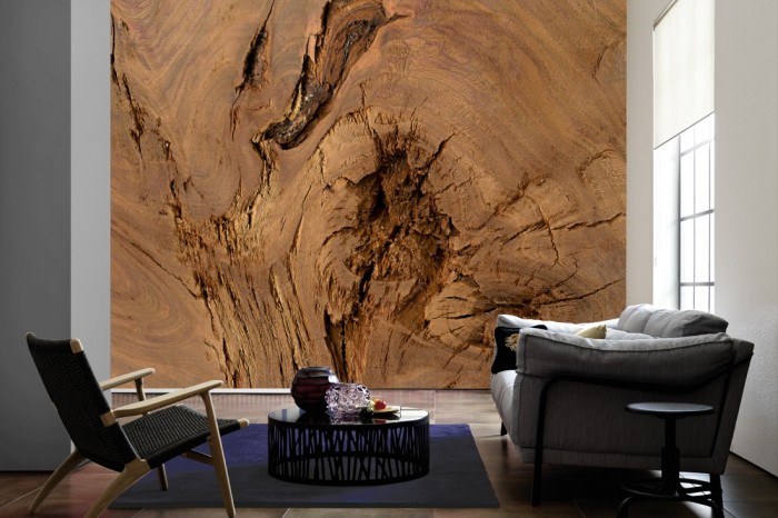 Im Wohnzimmer die Fototapete Holz Wand, Baumstamm auf einer großen Wand tapeziert. Die Fototapete Holz Wand, Baumstamm ist als Vlies-Fototapete im Wohnzimmer leicht zu tapezieren.