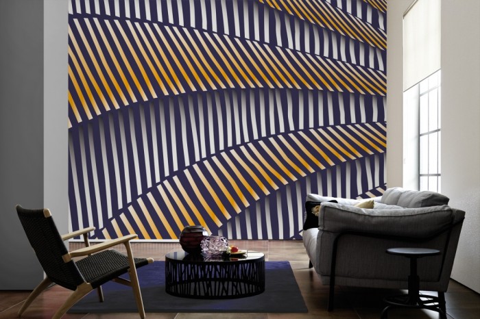 Im Wohnzimmer die Design-Fototapete 3D-Geometrie Linien Illusion auf einer großen Wand tapeziert. Die Design-Fototapete 3D-Geometrie Linien Illusion ist als Vlies-Fototapete im Wohnzimmer leicht zu tapezieren.