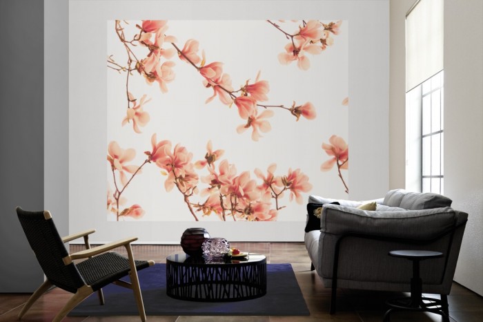 Die Fototapete Magnolie Äste in Rosa als große Bildtapete im Wohnzimmer. Als Bildtapete ist die Fototapete Magnolie Äste in Rosa ein besonderes Highlight auf Vliestapete.