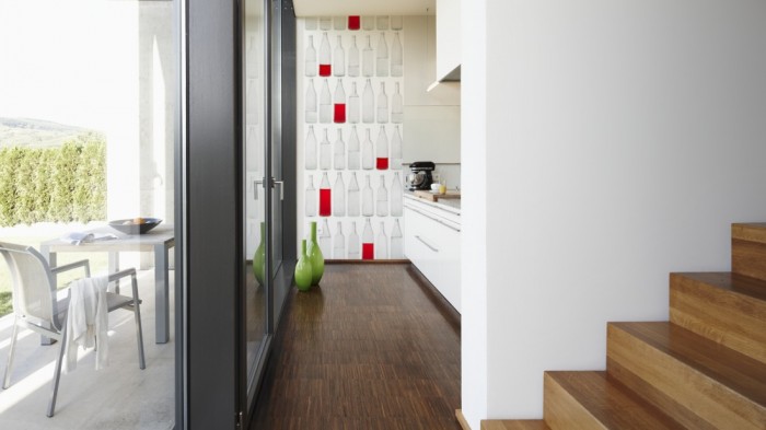 Ein Foto von dem 3D-Fotopanel Flaschen aus Glas, halb voll halb leer tapeziert in der Küche. Bestelle Deine Bildtapete online.