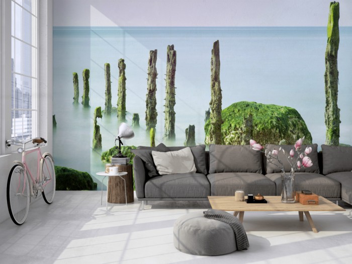 Die Fototapete Wellenbrecher im Meer der Normandie auf einer großen Wand im Loft tapeziert. Die Fototapete Wellenbrecher im Meer der Normandie wird individuell auf Deine Wand angepasst.