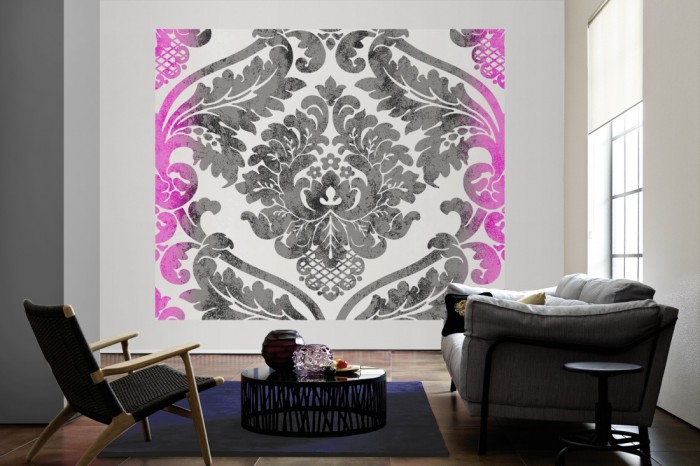Die Designtapete Barock Ornament, Pink Schwarz als große Bildtapete im Wohnzimmer. Als Bildtapete ist die Designtapete Barock Ornament, Pink Schwarz ein besonderes Highlight auf Vliestapete.