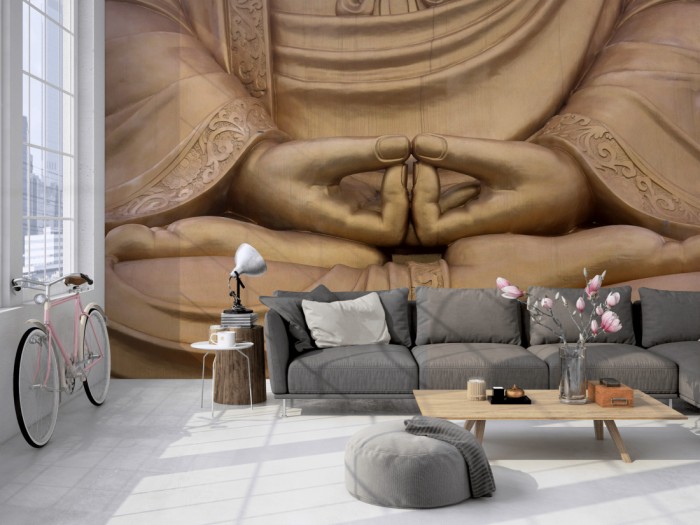Die Fototapete Buddha Statue auf einer großen Wand im Loft tapeziert. Die Fototapete Buddha Statue wird individuell auf Deine Wand angepasst.