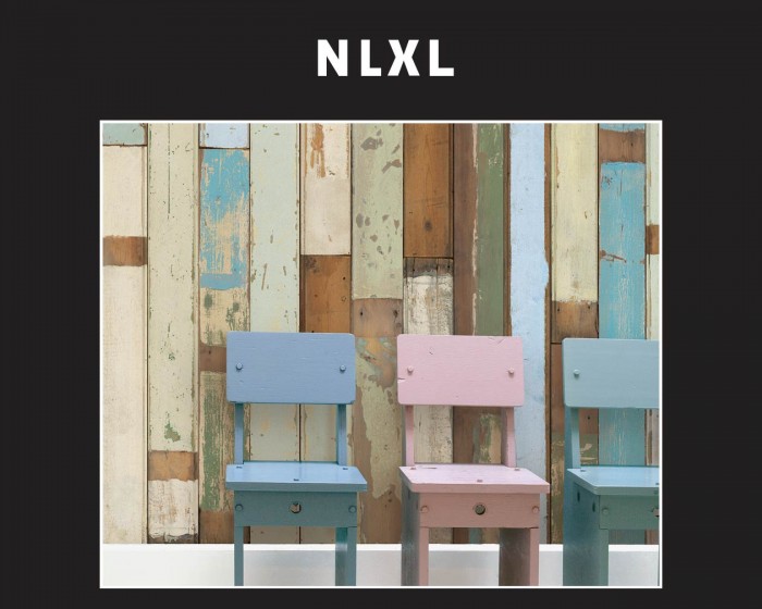 Die NLXL Tapete PHE-03 Scrapwood von Piet Hein Eek tapeziert an einer Wand.