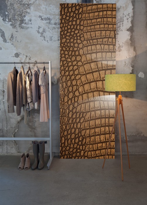 Ein Foto von dem 3D-Fotopanel Leder vom Krokodil im Detail tapeziert im Raum. Bestelle Deine Bildtapete online.