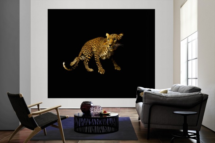 Die Fototapete Leopard, Fotografie by Mark Laita als große Bildtapete im Wohnzimmer. Als Bildtapete ist die Fototapete Leopard, Fotografie by Mark Laita ein besonderes Highlight auf Vliestapete.