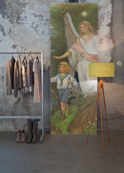 Ein Foto von dem Design-Fotopanel Schutzengel Gemälde, Vintage tapeziert im Raum. Bestelle Deine Bildtapete online.