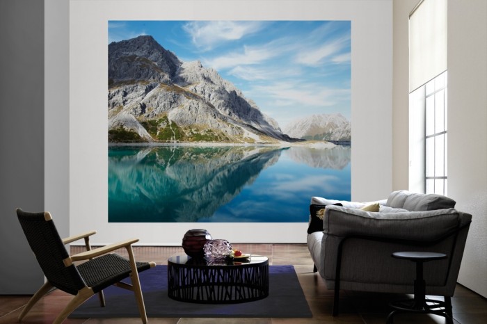 Die Fototapete Stiller Bergsee in den Alpen als große Bildtapete im Wohnzimmer. Als Bildtapete ist die Fototapete Stiller Bergsee in den Alpen ein besonderes Highlight auf Vliestapete.