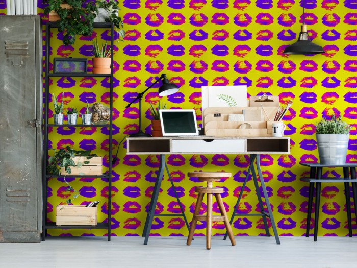 Raumansicht der Selected Walls Tapete Berlin Kisses Wallpaper Col. 01