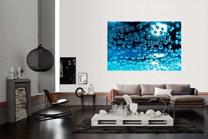 Die Design-Fototapete Schwebende Wassertropfen als Wandbild im Wohnzimmer. Die Vlies-Design-Fototapete Schwebende Wassertropfen verschönert als Wandbild Deine Wand.
