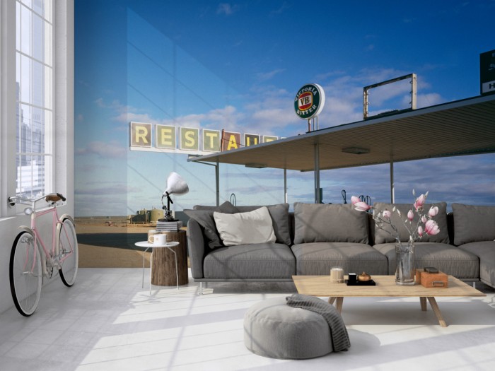 Die Fototapete Tankstelle in Amerika auf einer großen Wand im Loft tapeziert. Die Fototapete Tankstelle in Amerika wird individuell auf Deine Wand angepasst.