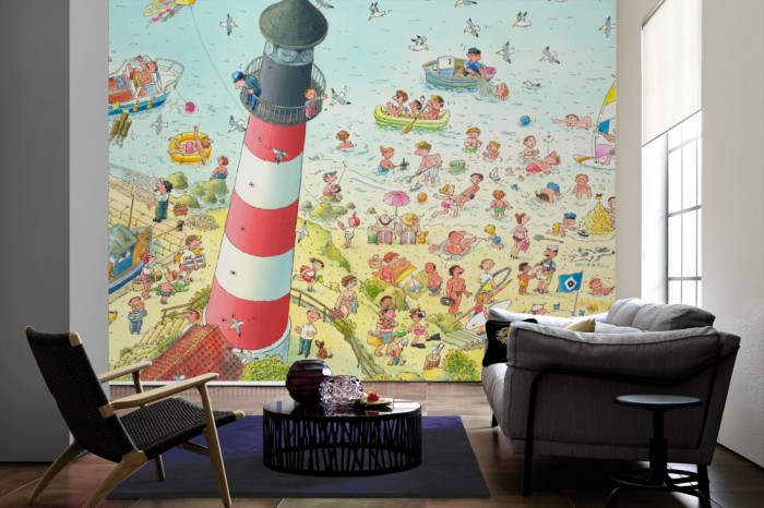 Im Wohnzimmer die Fototapete Strand mit Leuchturm, Wimmelbild für Kinder auf einer großen Wand tapeziert. Die Fototapete Strand mit Leuchturm, Wimmelbild für Kinder ist als Vlies-Fototapete im Wohnzimmer leicht zu tapezieren.