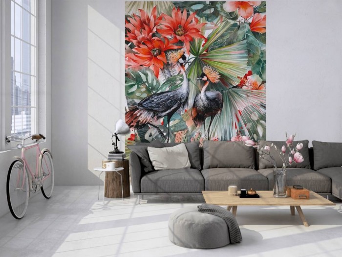 Das Design-Fotopanel Kraniche in Blüten und Blättern bunt tapeziert in einem Loft. Bestelle die Bildtapete für Deine Wand online.